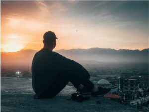 Tenir debout dans un monde incertain : prendre soin de son attention face aux actualités anxiogènes